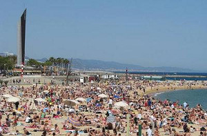 überfüllter Strand vonBarcelona